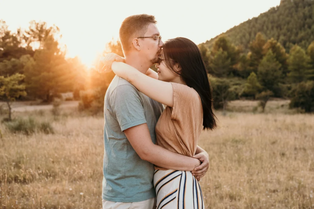 Séance photo couple golden hour en Provence