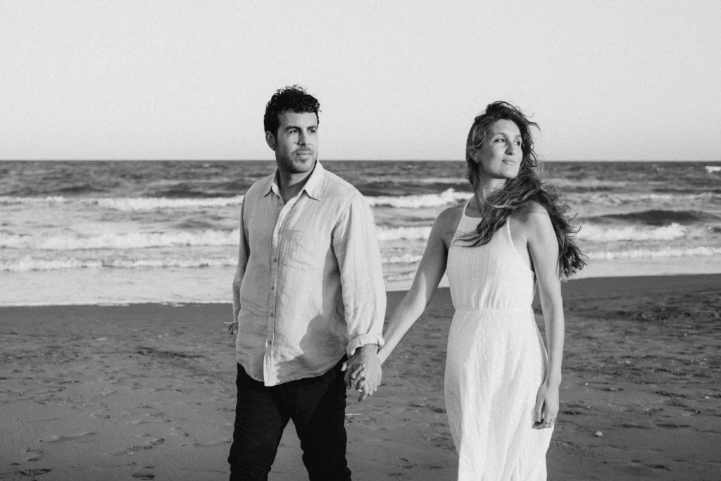 Séance photo couple dans le Var à la plage