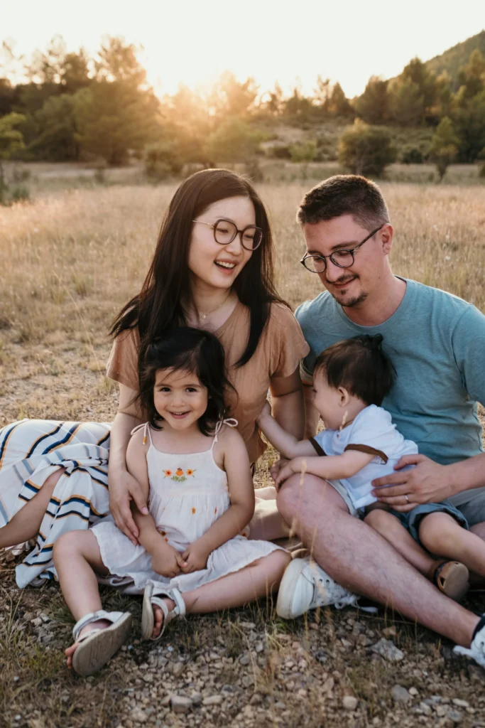 Séance photo famille dans le Var au coucher du soleil